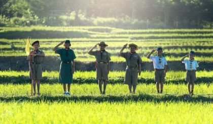 ragazzi scout all'aperto