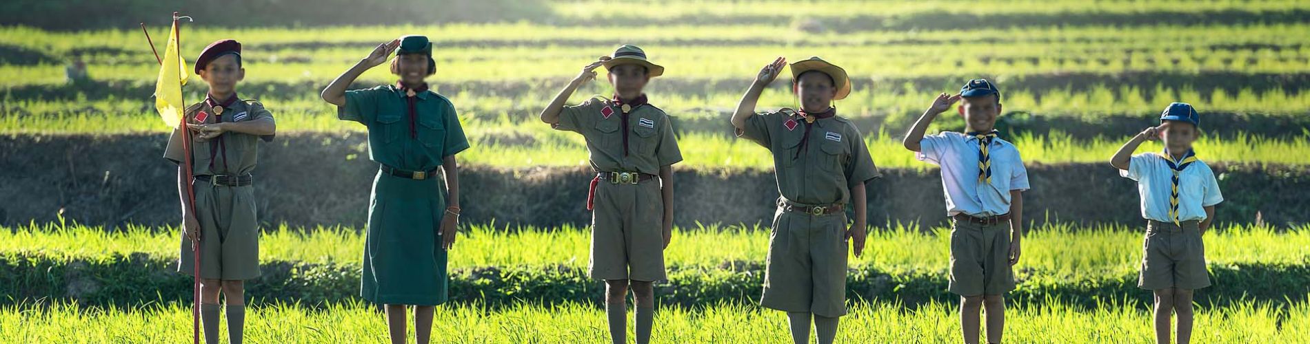 ragazzi scout all'aperto