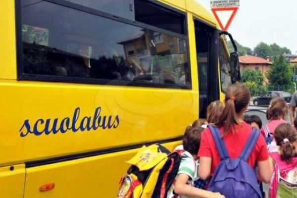 scuolabus con bambini