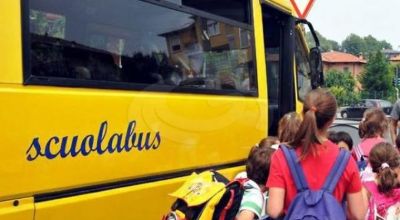 scuolabus con bambini